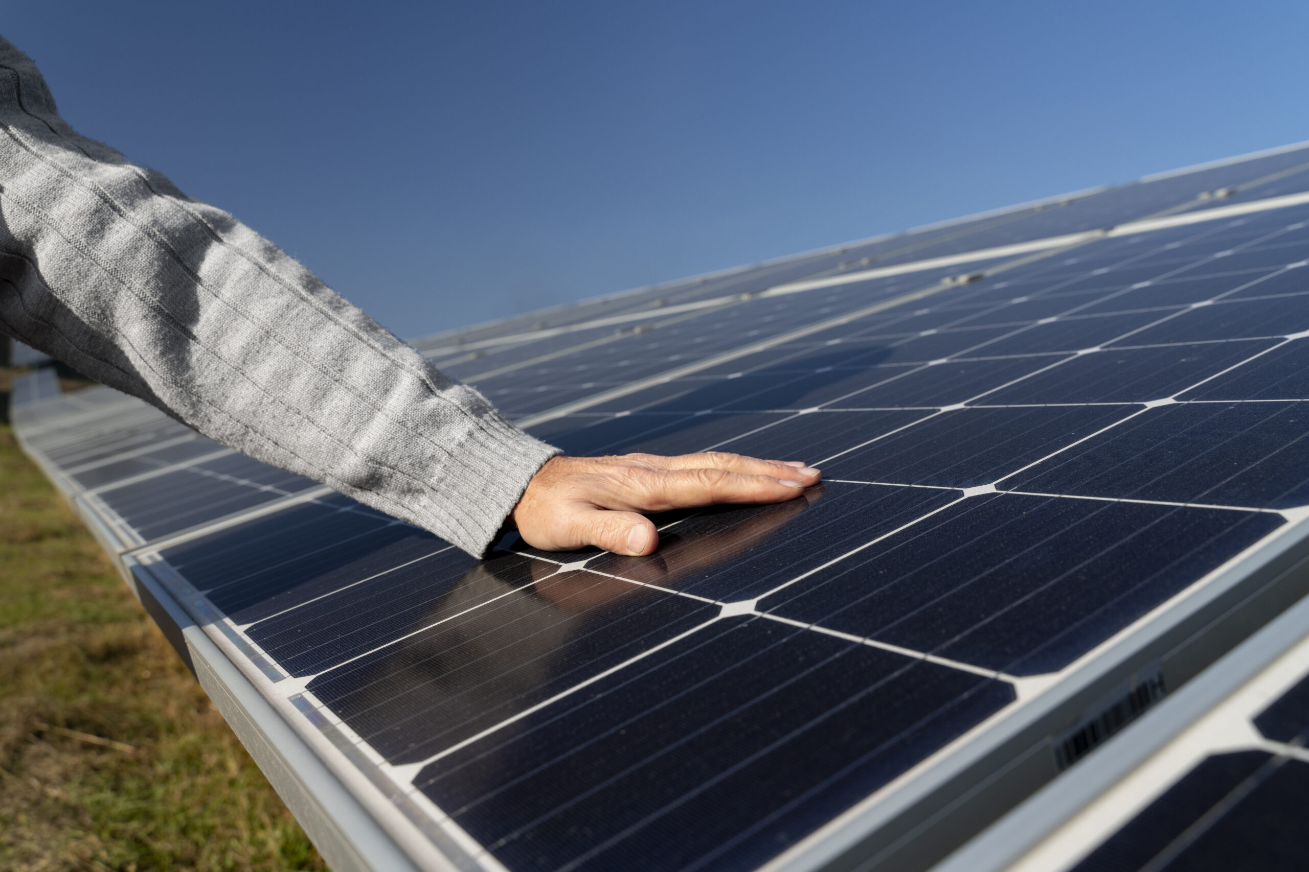 Mano su pannello fotovoltaico